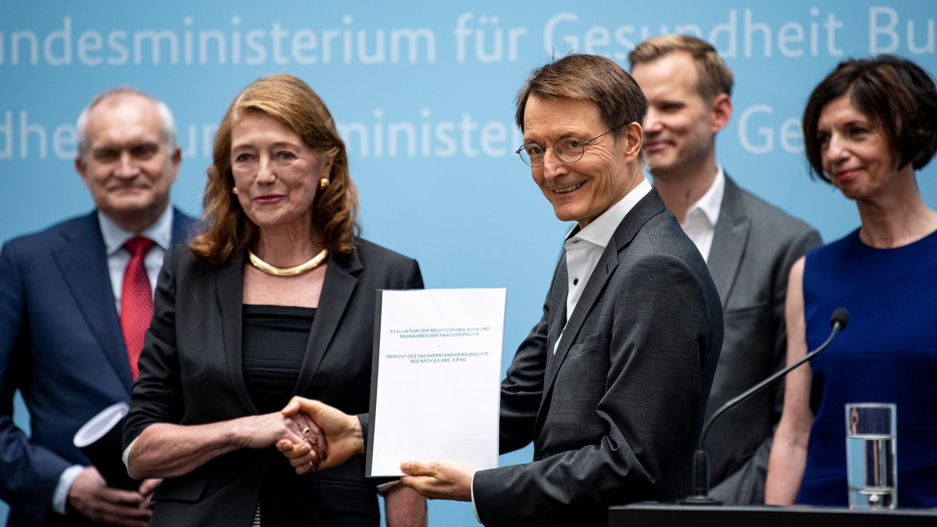 Helga Rübsamen-Schaeff, Virologin, Chemikerin und stellvertretende Vorsitzende des Sachverständigenausschuss zur Evaluation des Infektionsschutzgesetzes (IfSG), übergibt Karl Lauterbach (SPD), Bundesminister für Gesundheit, auf einer Pressekonferenz den Evaluationsbericht des IfSG Helga Rübsamen-Schaeff, Virologin, Chemikerin und stellvertretende Vorsitzende des Sachverständigenausschuss zur Evaluation des Infektionsschutzgesetzes (IfSG), übergibt Karl Lauterbach (SPD), Bundesminister für Gesundheit, auf einer Pressekonferenz den Evaluationsbericht des IfSG