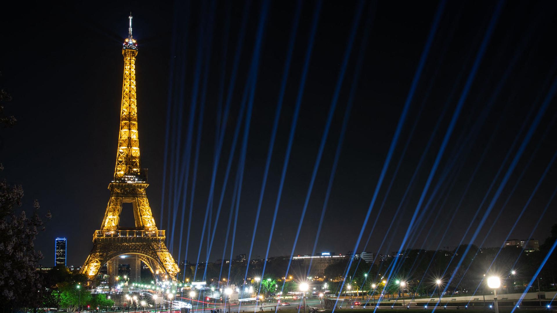 Das Foto zeigt den nächtlich beleuchteten Eiffelturm.