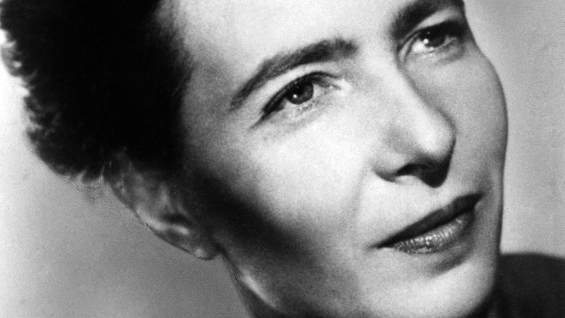 Die französische Schriftstellerin, Philosophin und Feministin Simone de Beauvoir Die französische Schriftstellerin, Philosophin und Feministin Simone de Beauvoir