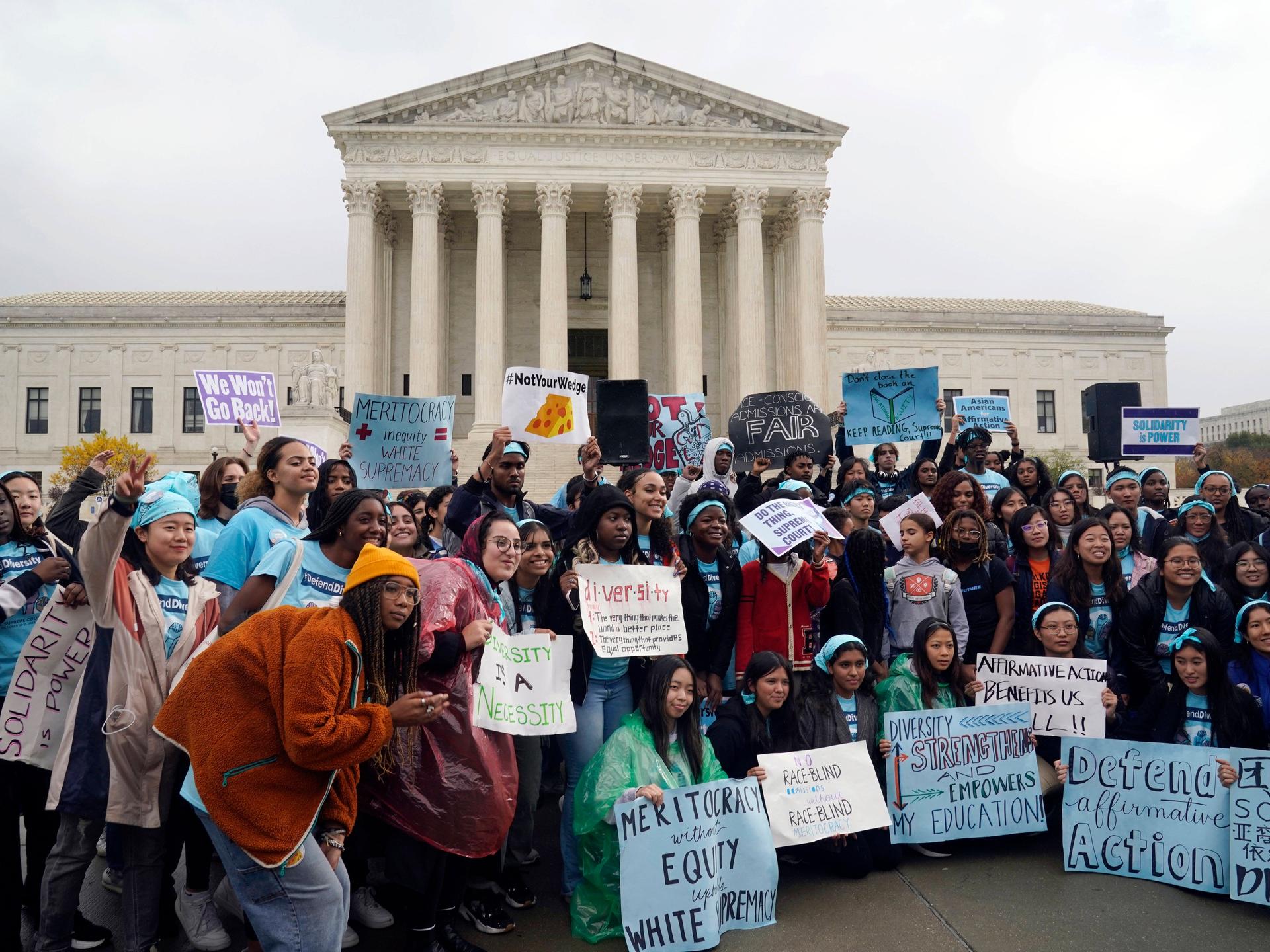 Viele Protestierende mit Schildern stehen vor dem Gebäude des Supreme Court in Washington.