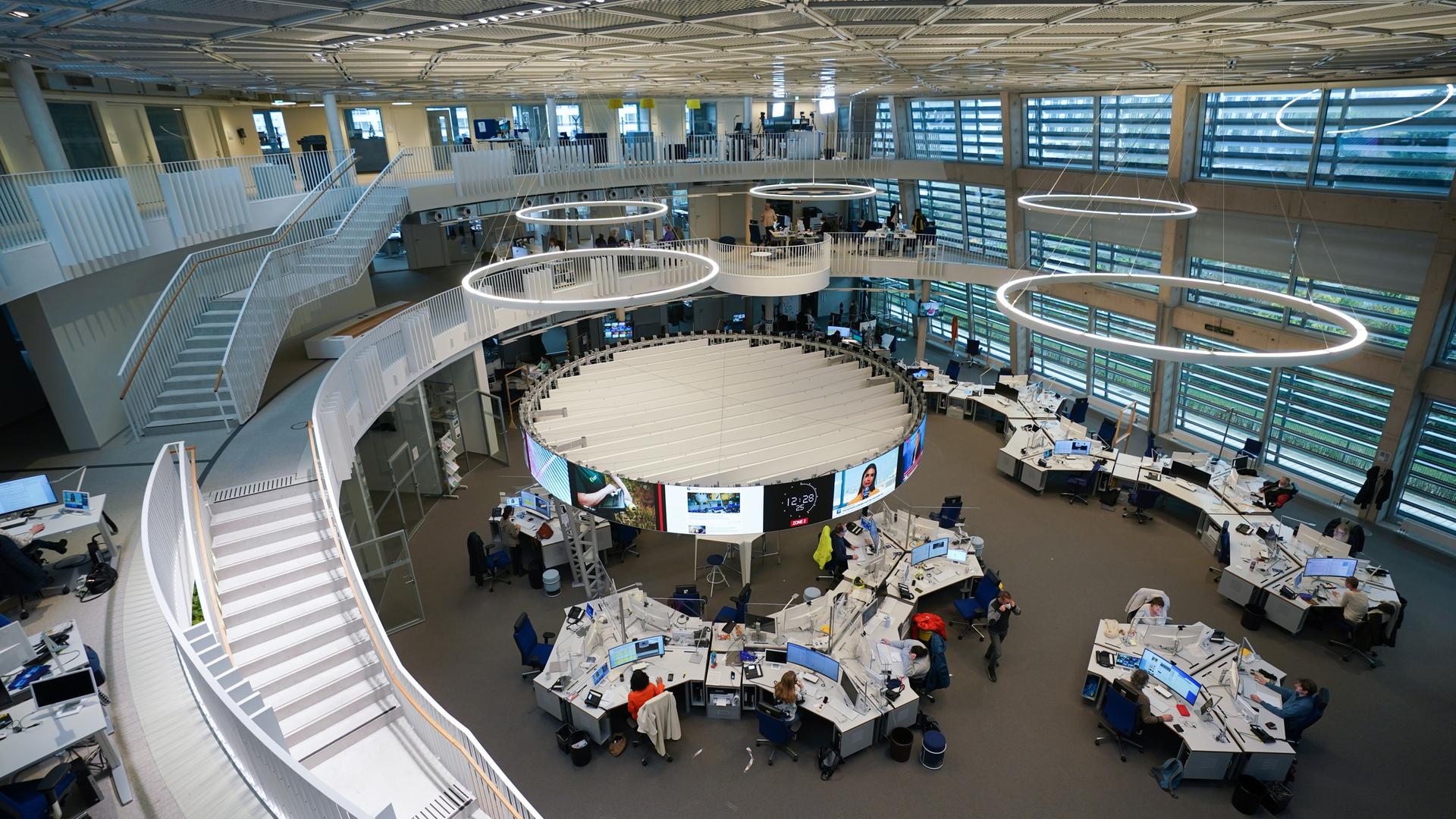 Blick in den Newsroom im neuen Nachrichtenhaus von ARD-aktuell auf dem NDR-Gelände. Am 26.12.2022 wird die Nachrichtensendung „Tagesschau“ 70 Jahre alt. Blick in den Newsroom im neuen Nachrichtenhaus von ARD-aktuell auf dem NDR-Gelände. Am 26.12.2022 wird die Nachrichtensendung „Tagesschau“ 70 Jahre alt.
