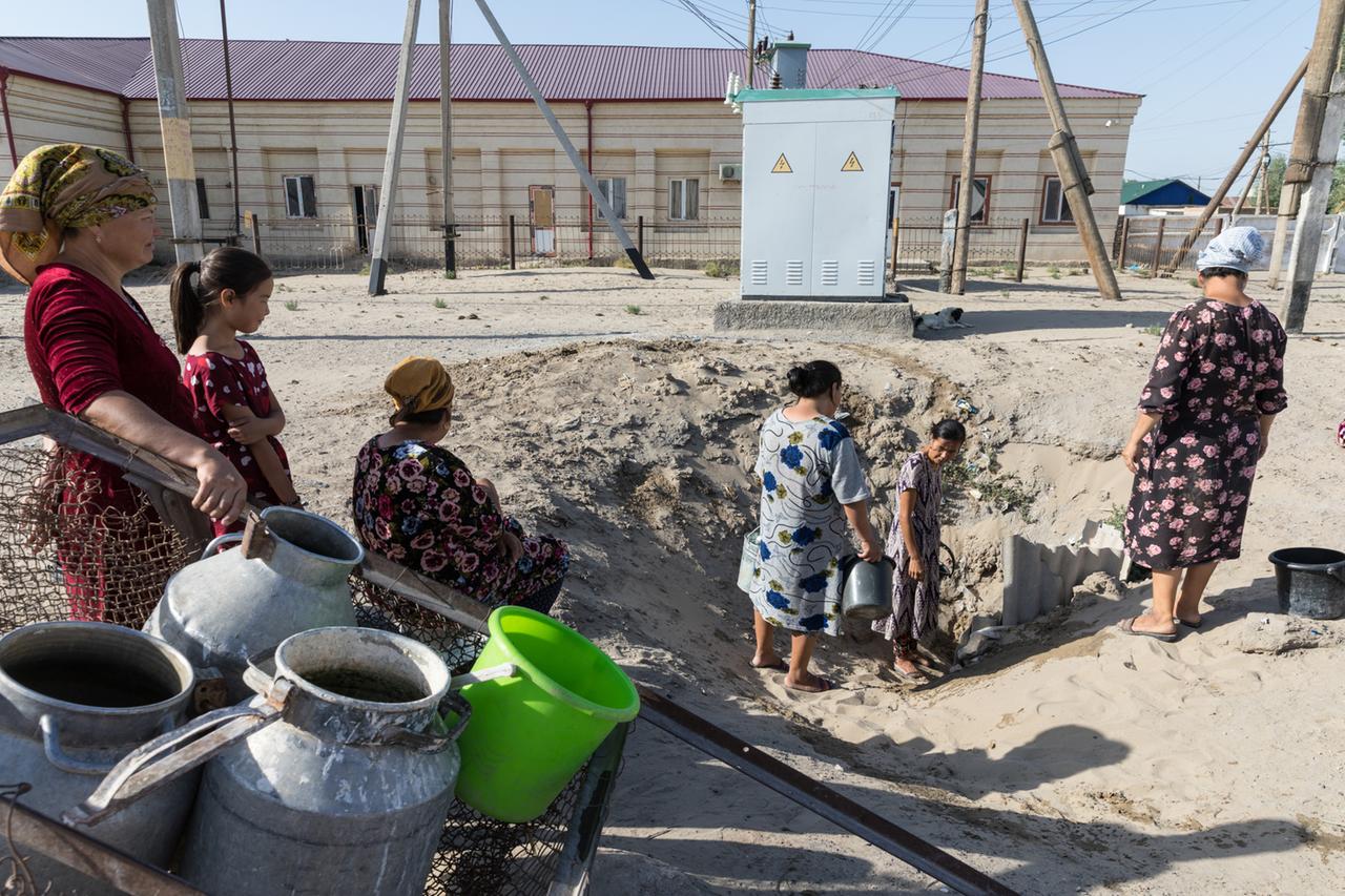 Frauen an einem Brunnen in Muynak in Karakalpakstan Frauen an einem Brunnen in Muynak in Karakalpakstan
