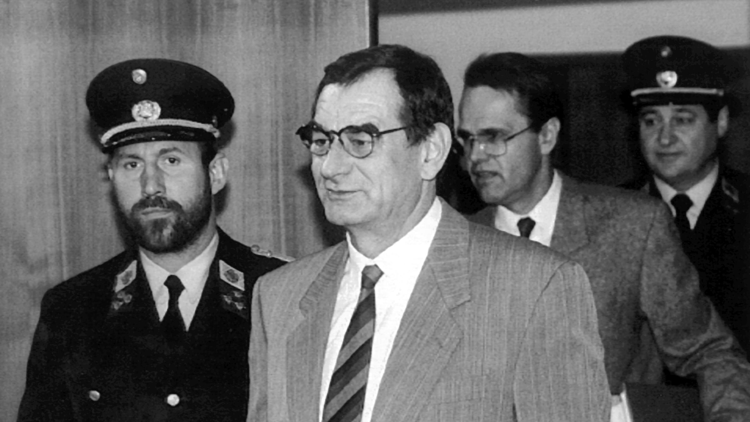 Der österreichische Aktionskünstler Otto Mühl (M) und sein Vertrauter Bernd Stein betreten in Begleitung von zwei Polizisten den Verhandlungsraum, aufgenommen am 13.11.1991. Im Landesgericht Eisenstadt beginnt am 13.11.1991 die für drei Tage geplante Hauptverhandlung gegen den 66jährigen Aktionskünstler und Gründer der Kommune "Friedrichshof" bei Zurndorf, Otto Mühl, und dessen Vertrauten, den 43jährigen Bernd Stein. Dem umstrittenen Kommunenoberhaupt werden zahlreiche Sittlichkeits- und Rauschgiftdelikte sowie Zeugenbeeinflussung vorgeworfen.