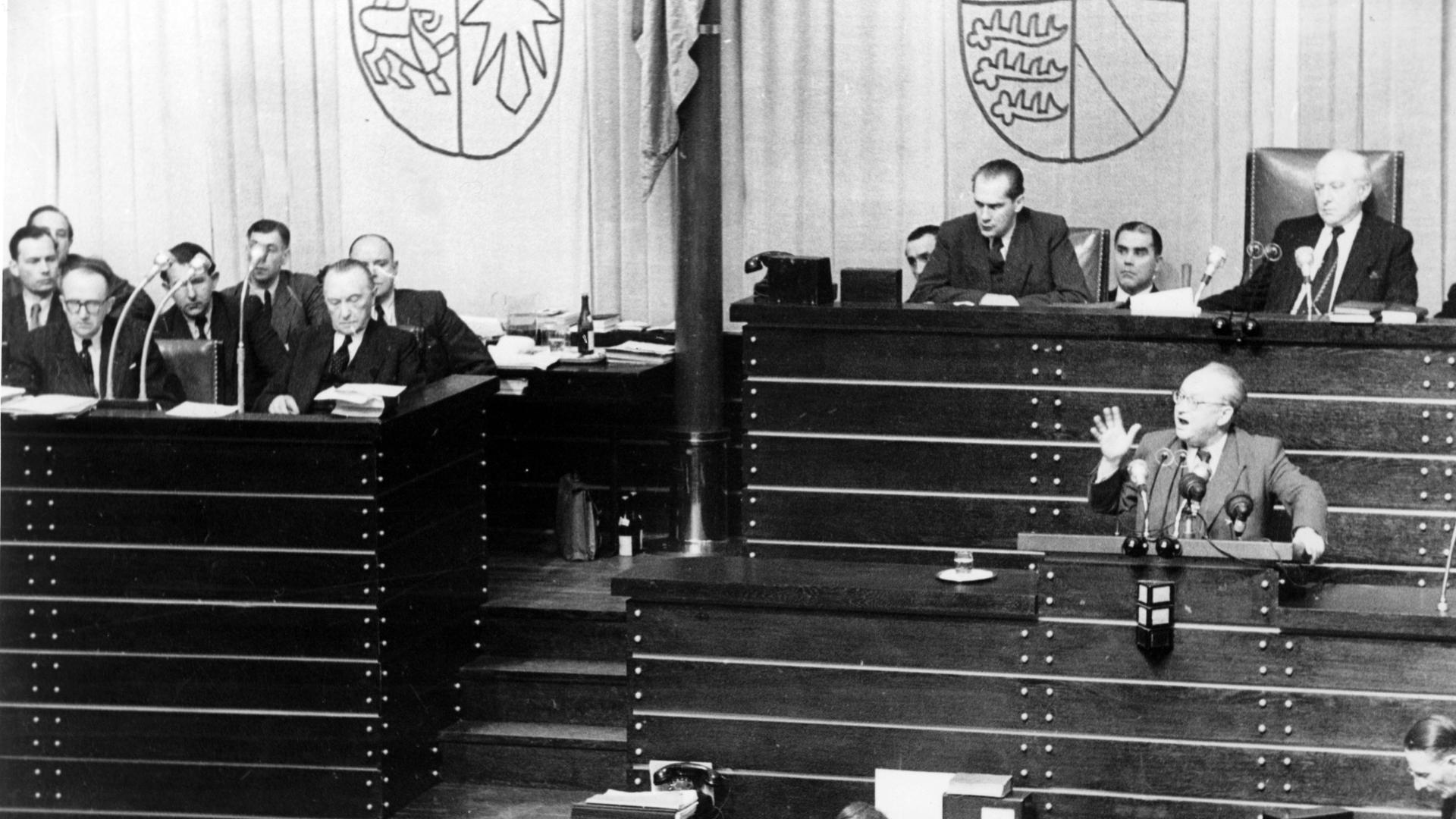Der SPD-Vorsitzende Erich Ollenhauer während einer Debatte im Deutschen Bundestag in Bonn im Jahr 1952 am Rednerpult Der SPD-Vorsitzende Erich Ollenhauer während einer Debatte im Deutschen Bundestag in Bonn im Jahr 1952 am Rednerpult