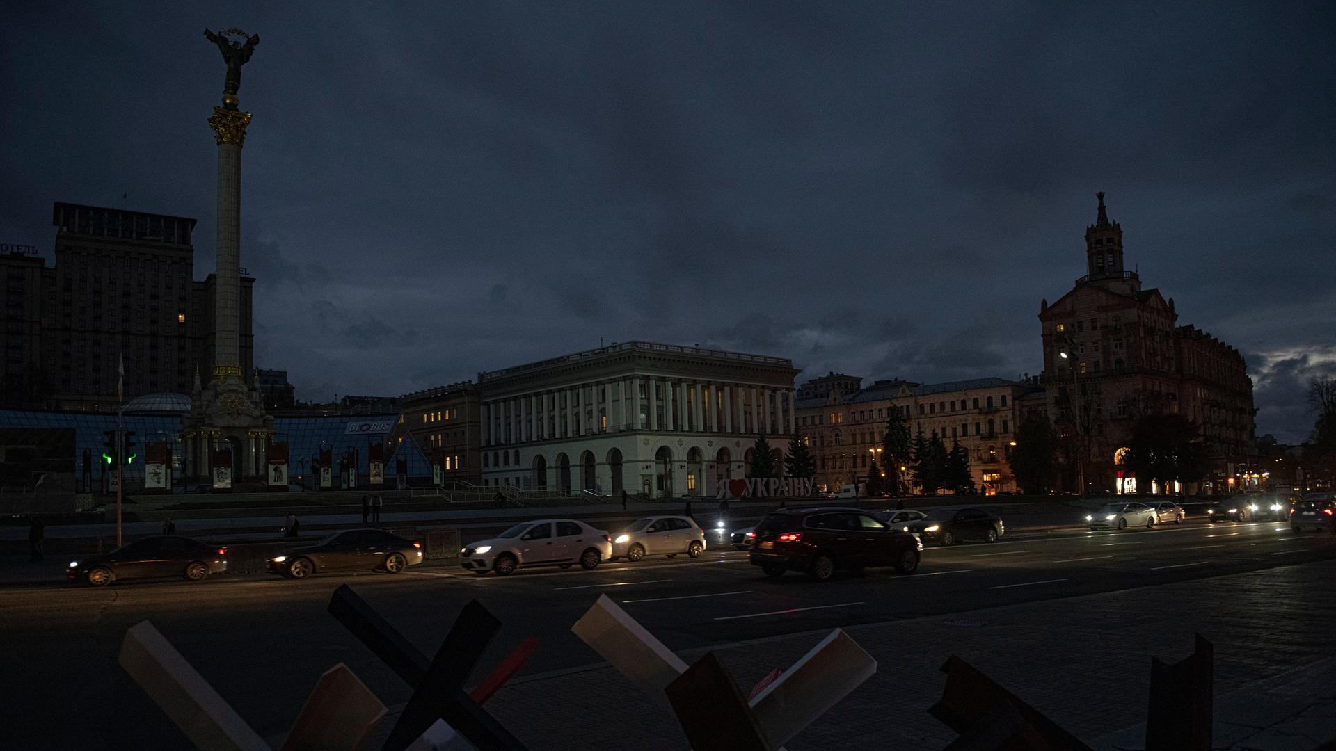 Das Foto zeigt den Unabhängigkeitsplatz in Kiew, die meisten Häuser sind dunkel. Das Foto zeigt den Unabhängigkeitsplatz in Kiew, die meisten Häuser sind dunkel.