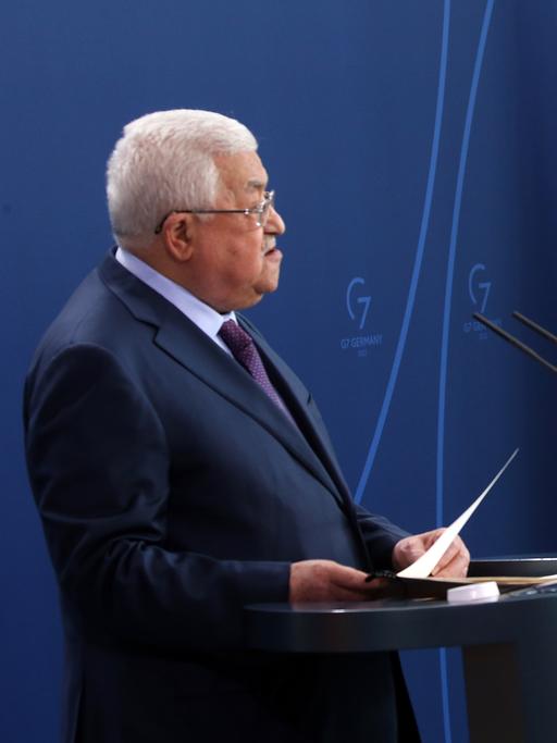 Bundeskanzler Olaf Scholz (SPD) und Mahmoud Abbas, Präsident der Palästinensischen Autonomiebehörde, beantworten nach ihrem Gespräch auf einer Pressekonferenz Fragen von Journalisten.