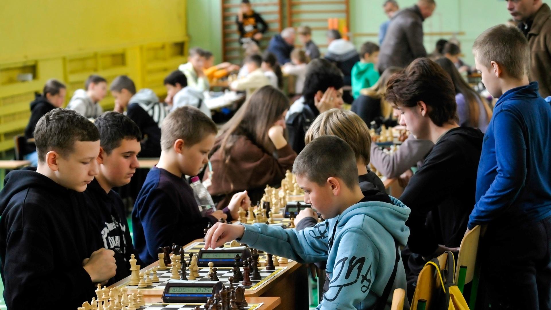 Im Bild: Schach-Wettbewerb zur Unterstützung der ukrainischen Truppen in einer Schule in Winnyzja im Westen des Landes, 6. November 2022