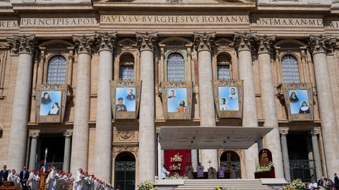 Wandteppiche, die zehn neue Heilige darstellen hängen am Petersdom auf dem Petersplatz im Vatikan, während ihrer Heiligsprechungsmesse, die von Papst Franziskus zelebriert wird.