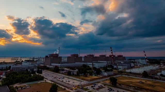 Abendsonne und Wolken über dem ukrainischen Atomkraftwerk Saporischschja