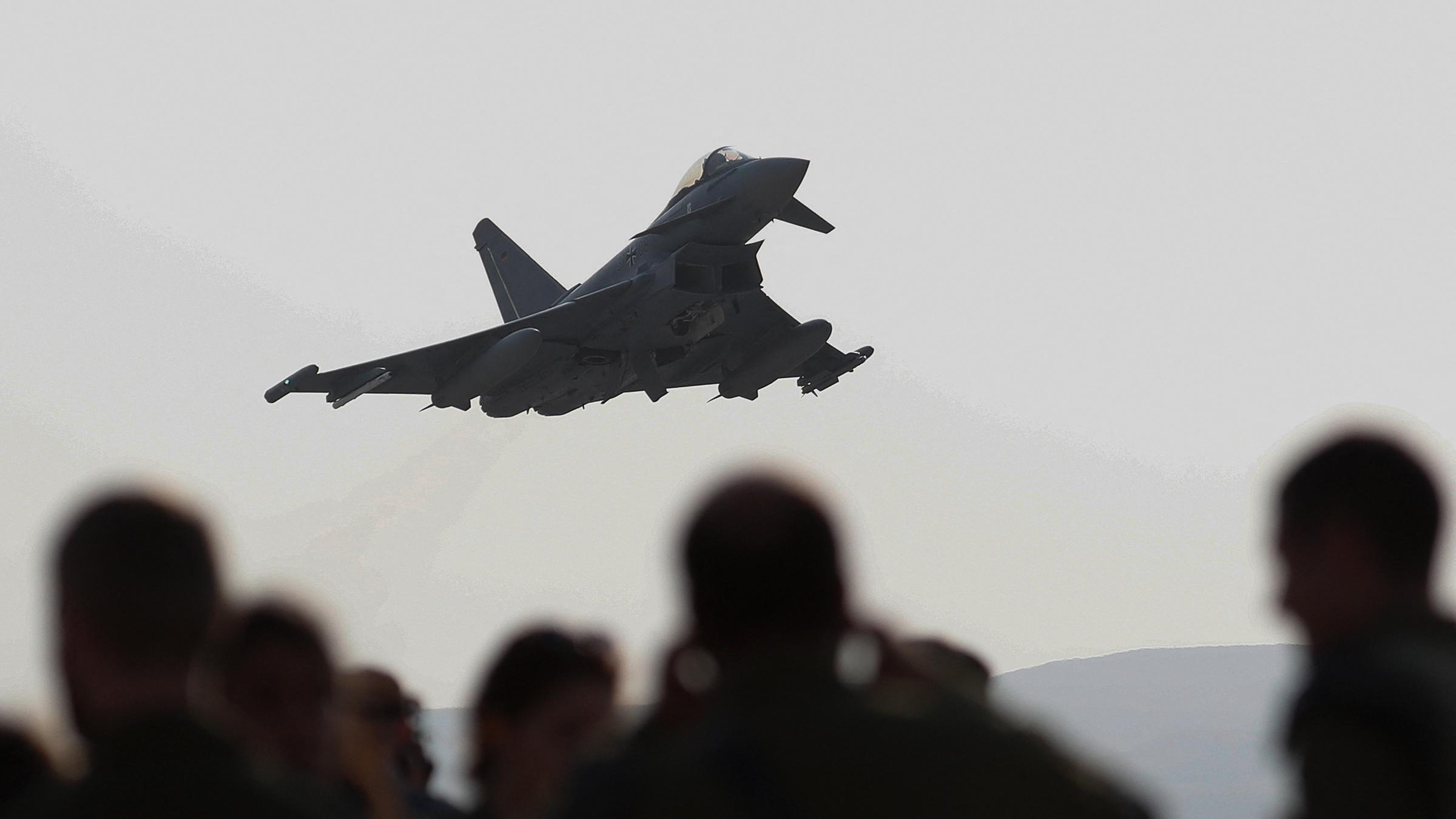 Ein Kampfjet vom Typ Eurofighter Typhoon startet, im Bildvordergrund sind Zuschauer zu sehen. Ein Kampfjet vom Typ Eurofighter Typhoon startet, im Bildvordergrund sind Zuschauer zu sehen.