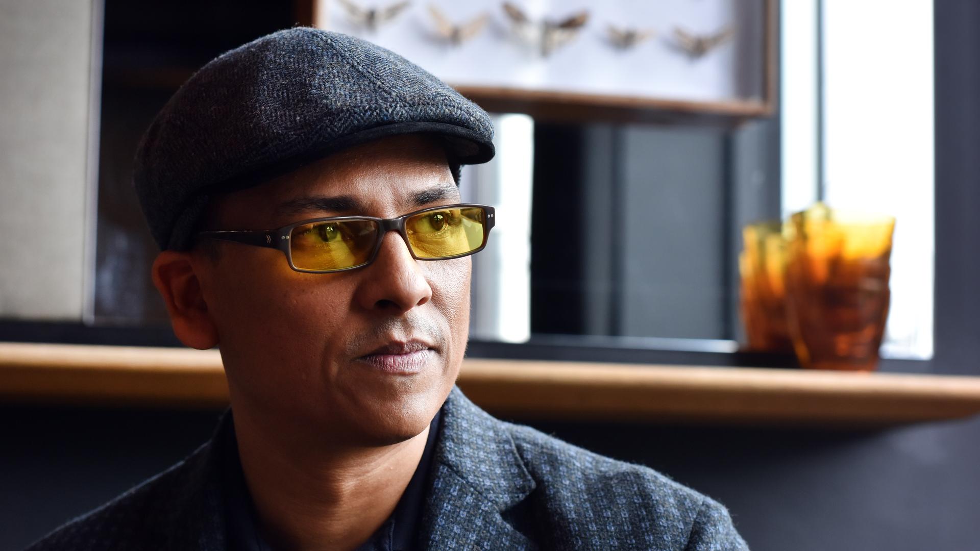 Xavier Naidoo schaut links an der Kamera vorbei. Xavier Naidoo schaut links an der Kamera vorbei.