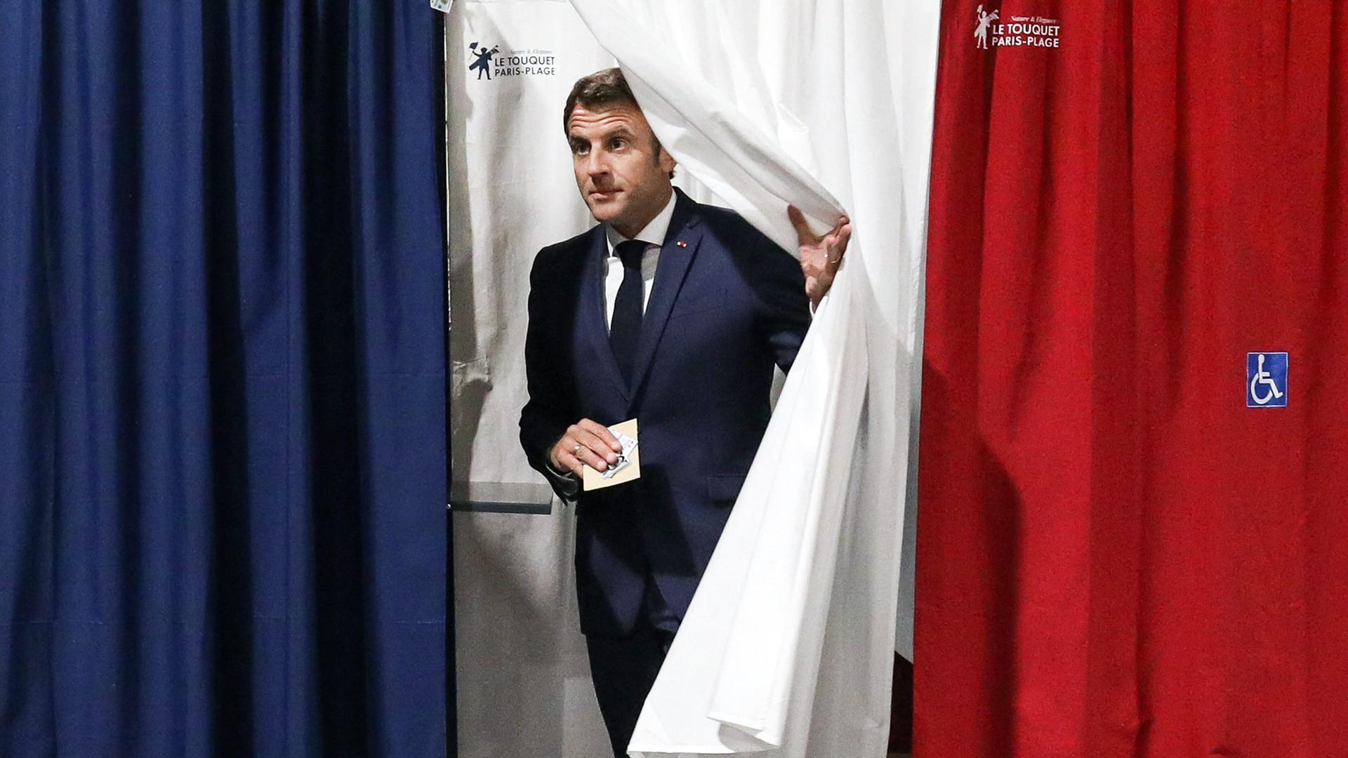 Präsident Macron bei der Parlaments-Wahl in Frankreich. Er kommt gerade aus der Wahl-Kabine. Präsident Macron bei der Parlaments-Wahl in Frankreich. Er kommt gerade aus der Wahl-Kabine.