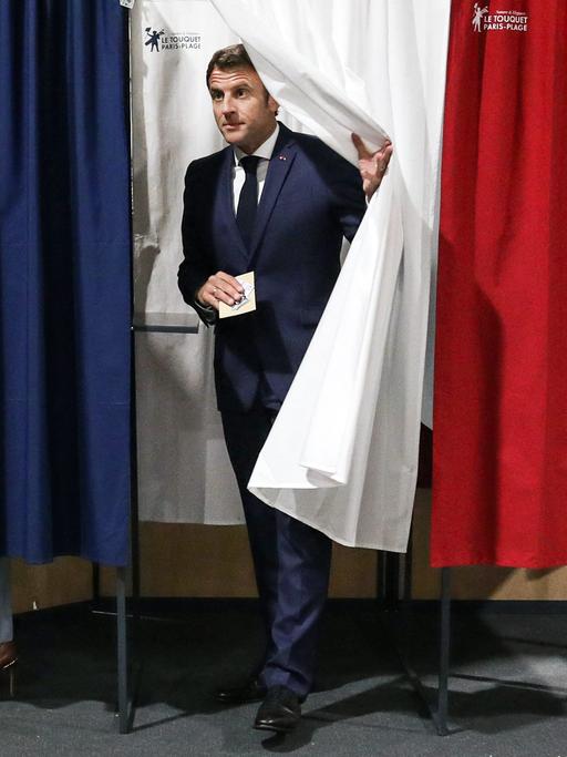 Macron kommt aus der Wahlkabine am 19. Juni 2022