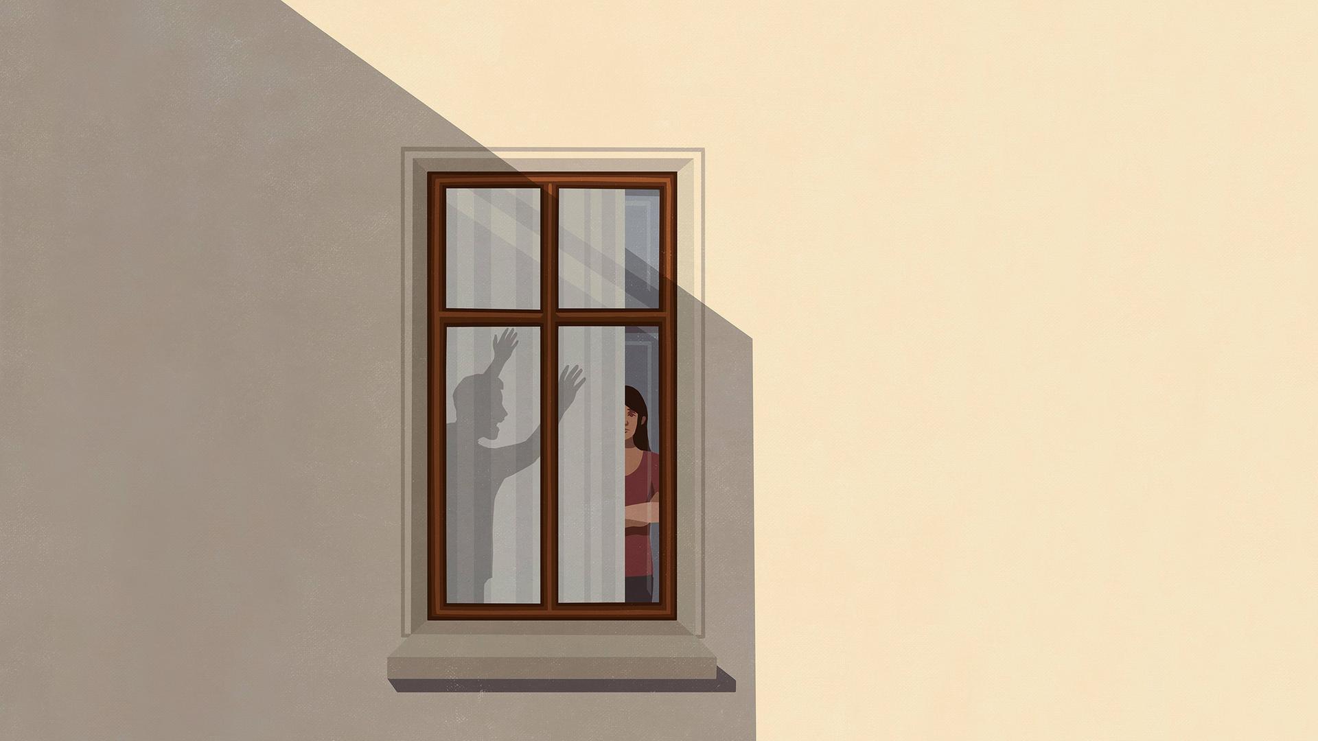 Illustration mit dem Schatten eines wütenden Mannes, der wild vor einer Frau im Wohnungsfenster gestikuliert. Illustration mit dem Schatten eines wütenden Mannes, der wild vor einer Frau im Wohnungsfenster gestikuliert.