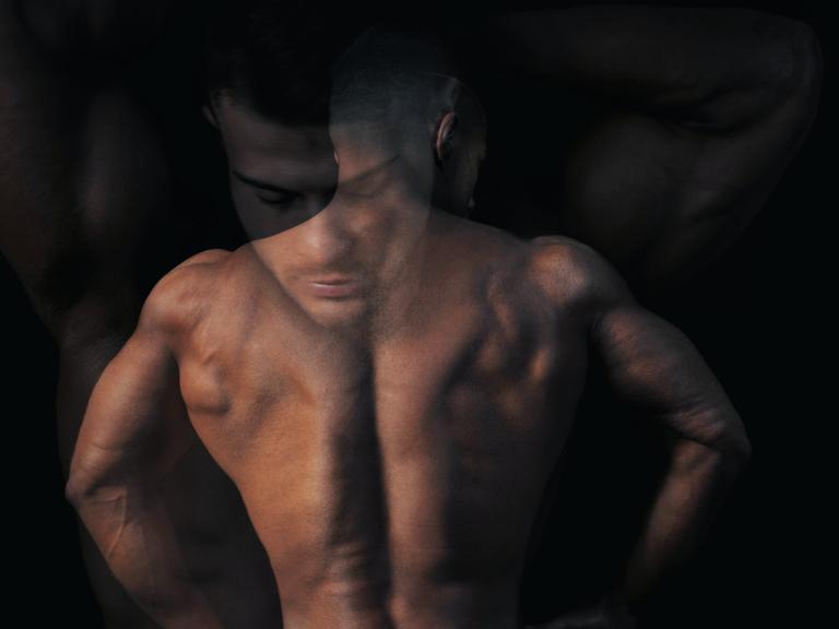 Ein muskulöser, trainierter Rücken wird überblendet von einem tief in sich gekehrten Männergesicht.