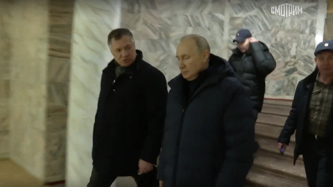 Dieser Screenshot des russischen Staatsfernsehens soll Wladimir Putin während der Besichtigung der reparierten Philharmonie in Mariupol zeigen. Dieser Screenshot des russischen Staatsfernsehens soll Wladimir Putin während der Besichtigung der reparierten Philharmonie in Mariupol zeigen.