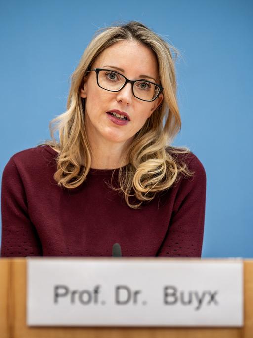 Alena Buyx, Vorsitzende des Deutschen Ethikrates nimmt an der Vorstellung der Ad-hoc-Empfehlung des Deutschen Ethikrates Â«Pandemie und psychische Gesundheit. Aufmerksamkeit, Beistand und Unterstützung für Kinder, Jugendliche und junge Erwachsene in und nach gesellschaftlichen KrisenÂ».
