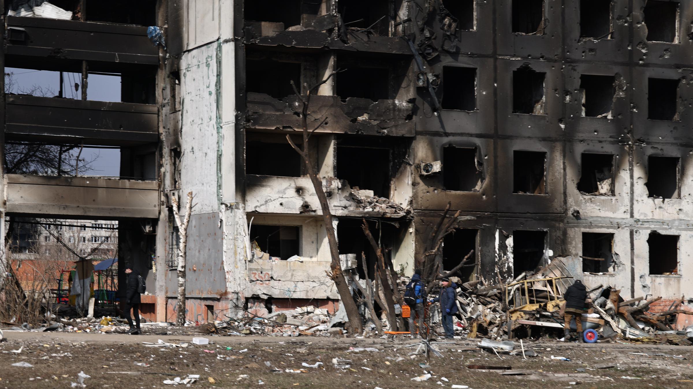 Das Bild zeigt ein zerstörtes Gebäude in der ukrainischen Stadt Mariupol Das Bild zeigt ein zerstörtes Gebäude in der ukrainischen Stadt Mariupol