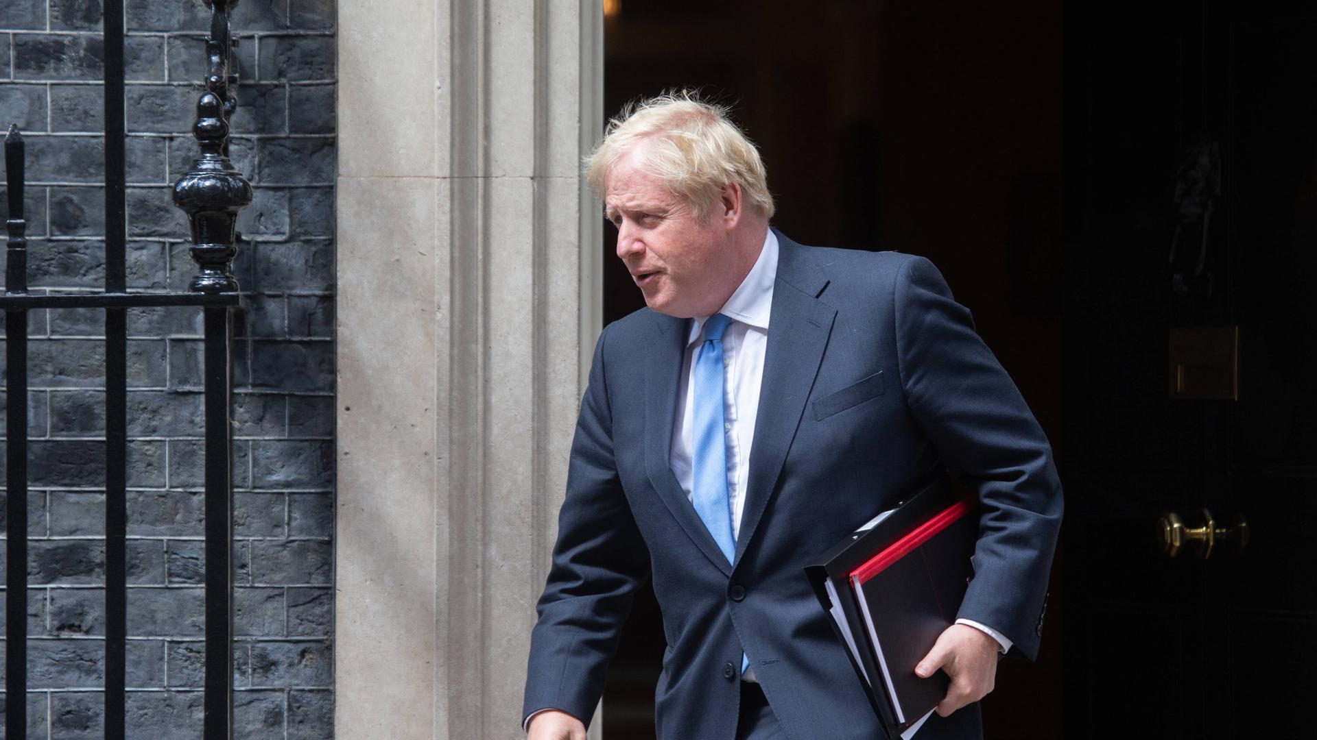 Der britische Premierminister Boris Johnson verlässt seinen Amtssitz in Downing Street No. 10 