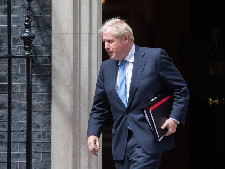 Der britische Premierminister Boris Johnson verlässt seinen Amtssitz in Downing Street No. 10 