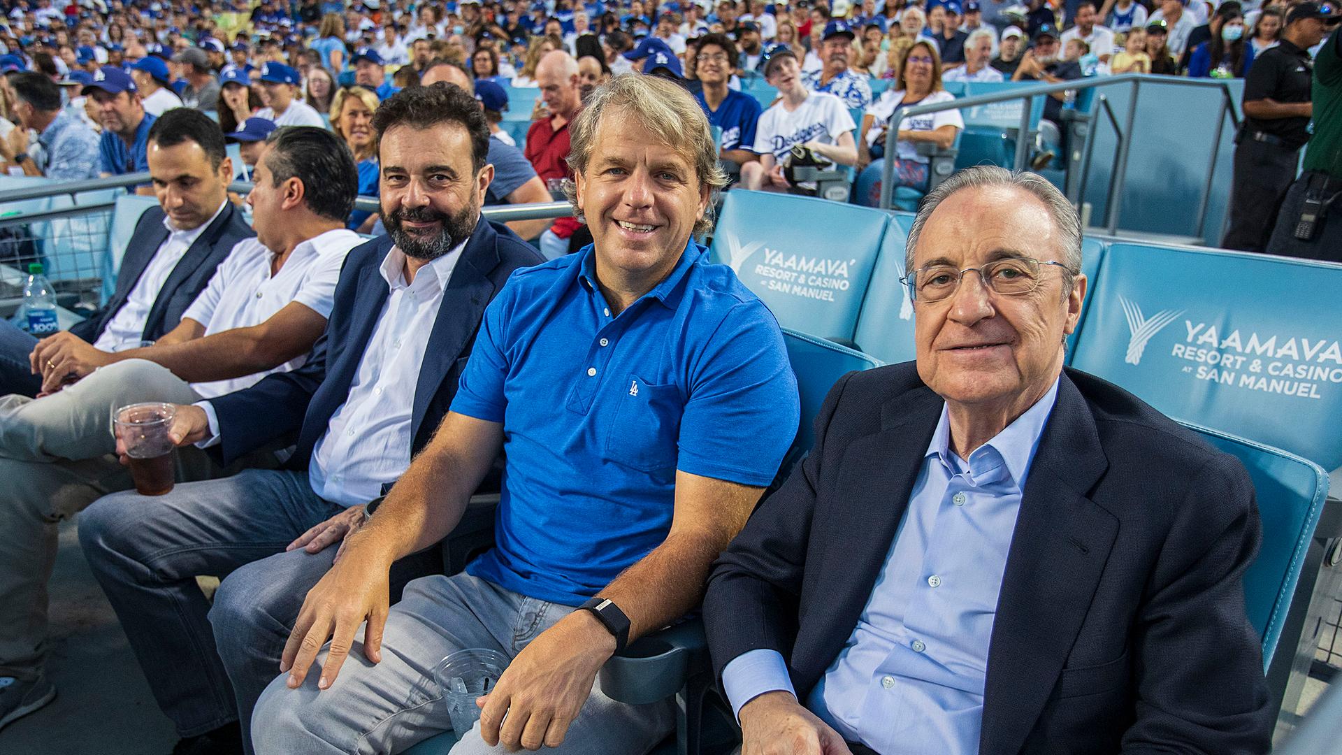 Todd Boehly, der neue Eigentümer vom FC Chelsea neben Florentino Perez (re.), dem Präsident von Real Madrid beim Besuch eines MLB-Spiels der Los Angeles Dodgers. Todd Boehly, der neue Eigentümer vom FC Chelsea neben Florentino Perez (re.), dem Präsident von Real Madrid beim Besuch eines MLB-Spiels der Los Angeles Dodgers.