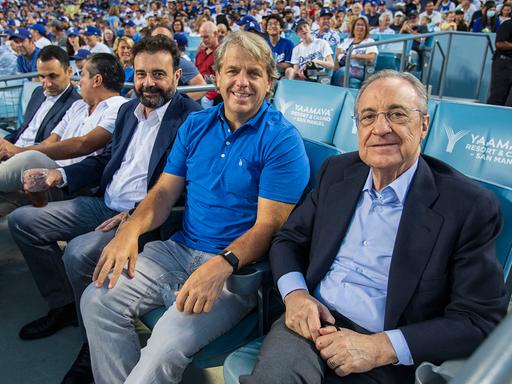 Todd Boehly, der neue Eigentümer vom FC Chelsea neben Florentino Perez (re.), dem Präsident von Real Madrid beim Besuch eines MLB-Spiels der Los Angeles Dodgers. 