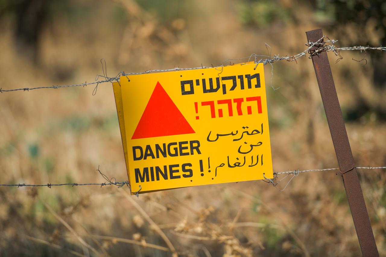 Warnschild Minen, Golanhöhen, Israel *** Warning sign Mines, Golan Heights, Israel