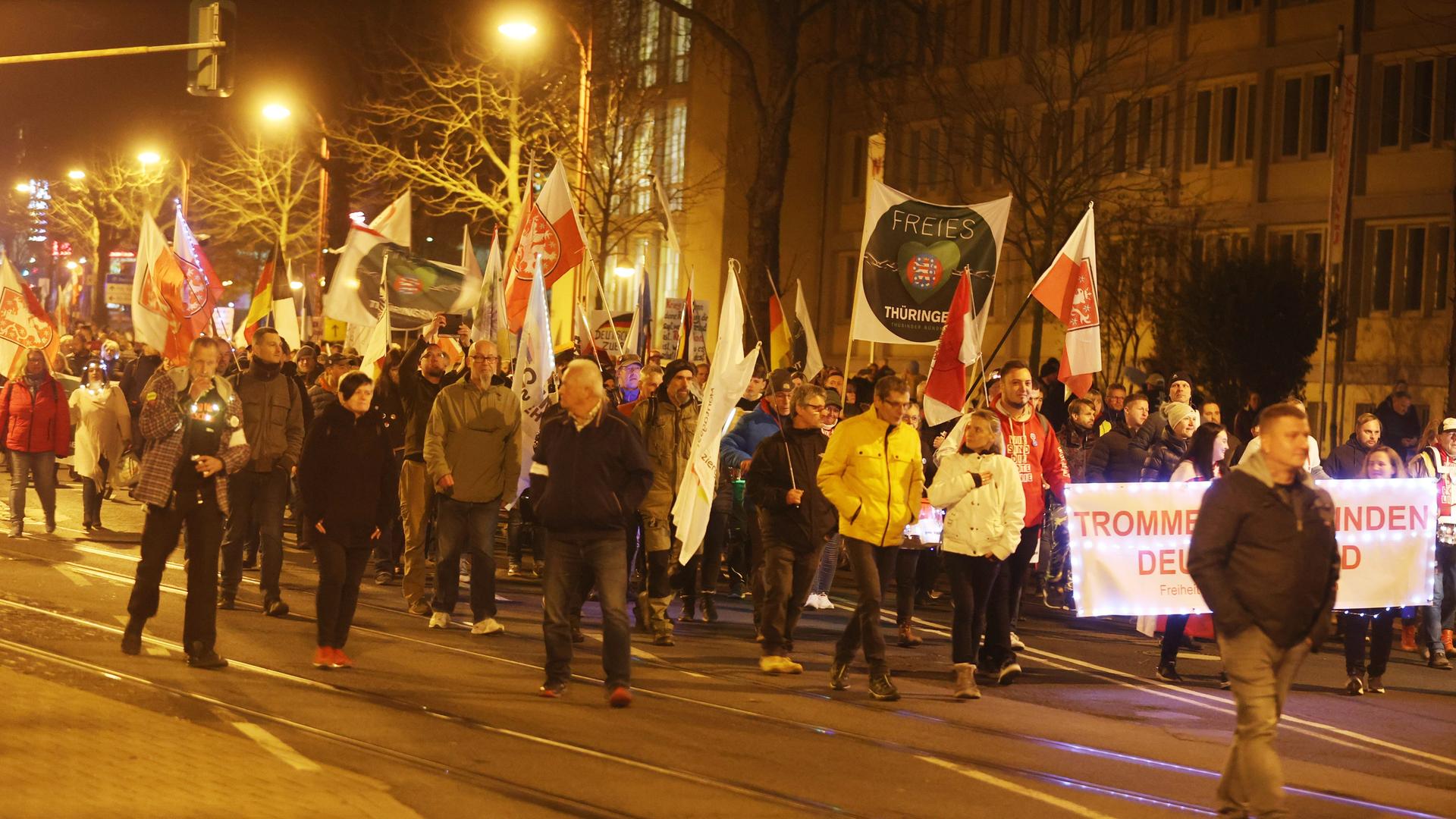 Teilnehmer einer Demonstration laufen durch die Erfurter Innenstadt. Nach Polizeiangaben folgten dem Aufruf der AfD Thüringen etwa 2.000 Personen Teilnehmer einer Demonstration laufen durch die Erfurter Innenstadt. Nach Polizeiangaben folgten dem Aufruf der AfD Thüringen etwa 2.000 Personen
