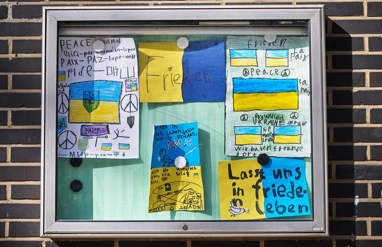 Schülerinnen und Schüler haben Bilder für die geflüchteten Kinder aus der Ukraine gemalt. Schülerinnen und Schüler haben Bilder für die geflüchteten Kinder aus der Ukraine gemalt.