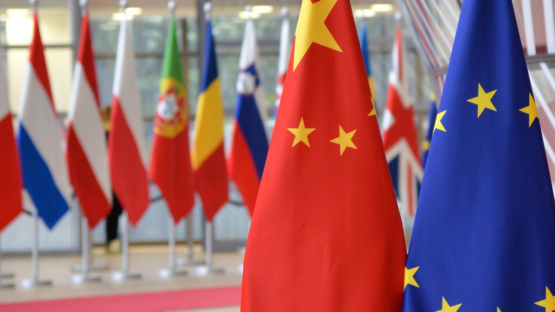 Die Flaggen der EU und Chinas hängen nebeneinander. Die Flaggen der EU und Chinas hängen nebeneinander.