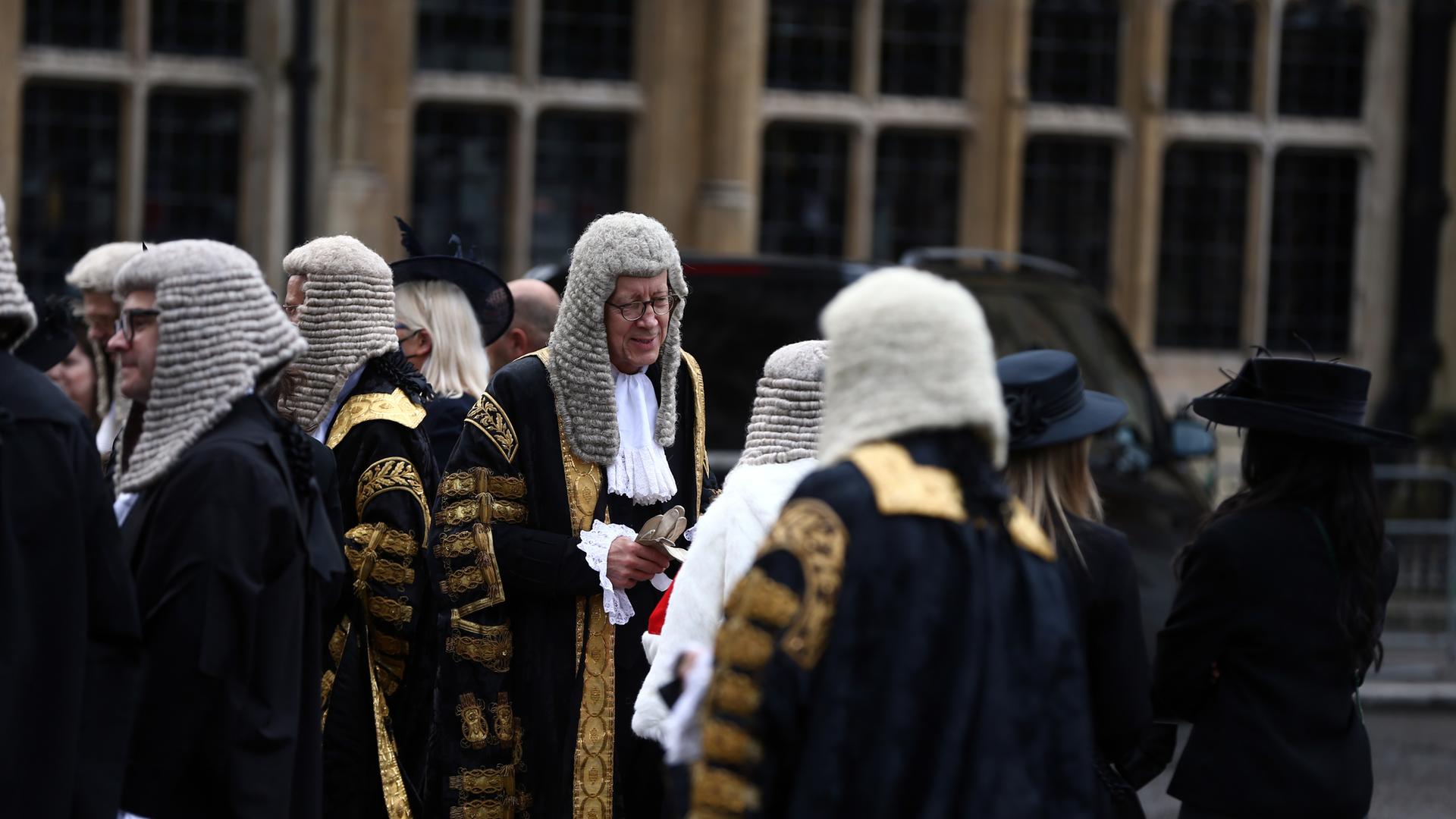 Richter in Robe und mit weißer Perücke stehen am 1. Oktober 2021 zur Eröffnung des neuen Gerichtsjahres vor Westminster Abbey in London. Richter in Robe und mit weißer Perücke stehen am 1. Oktober 2021 zur Eröffnung des neuen Gerichtsjahres vor Westminster Abbey in London.