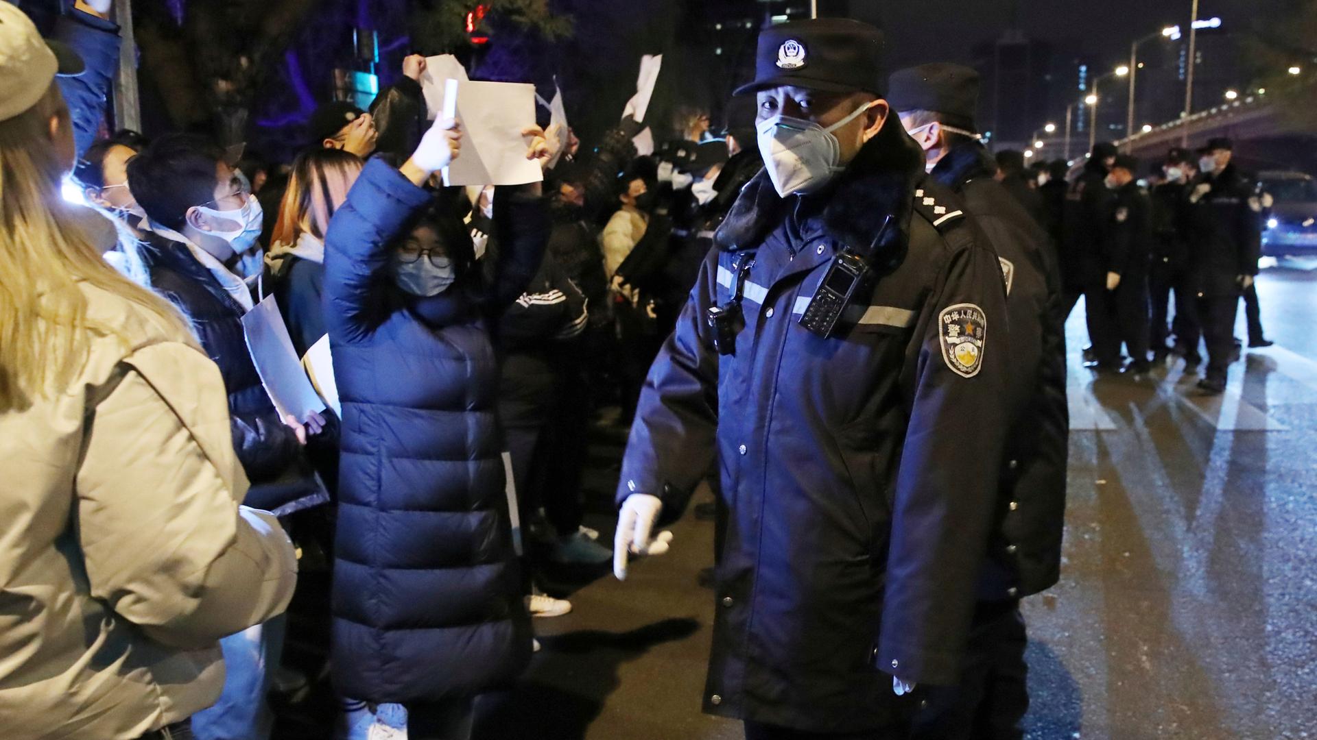 Um gegen die Zensur in China zu protestieren, zeigen Demonstranten in Peking weiße Blätter. Um gegen die Zensur in China zu protestieren, zeigen Demonstranten in Peking weiße Blätter.