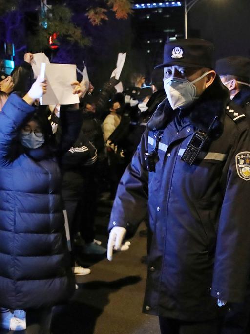 Um gegen die Zensur in China zu protestieren, zeigen Demonstranten in Peking weiße Blätter.