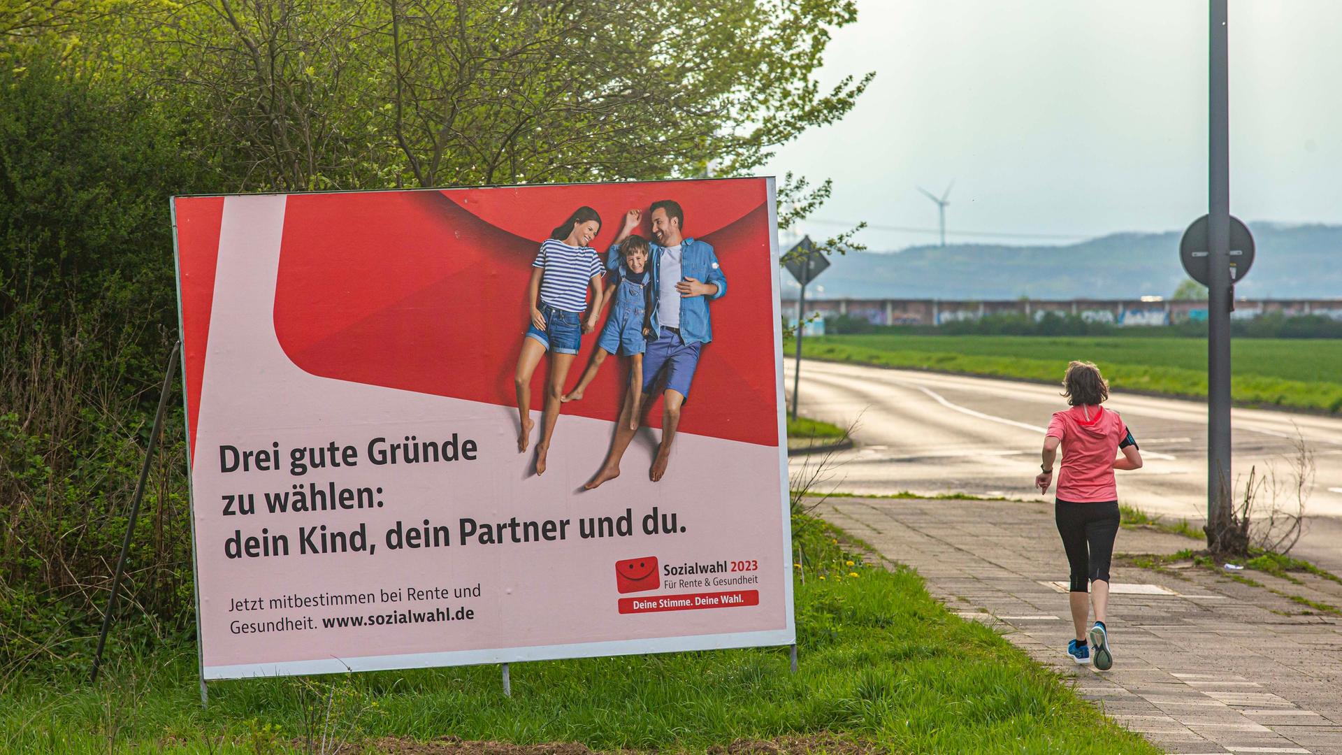 Ein Plakat, das auf die Sozialwahl 2023 hinweist, ist in Köln zu sehen. Ein Plakat, das auf die Sozialwahl 2023 hinweist, ist in Köln zu sehen.