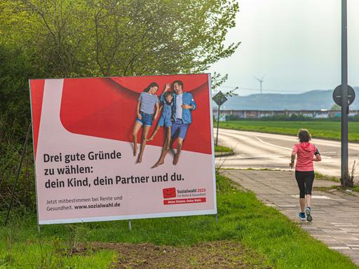Ein Plakat, das auf die Sozialwahl 2023 hinweist, ist in Köln zu sehen. 