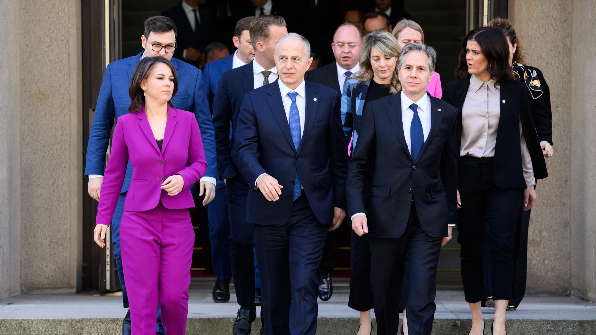 Annalena Baerbock, Außenministerin von Deutschland, kommt zusammen mit Mircea Geoana (M), stellvertretender NATO-Generalsekretär, Antony Blinken, Außenminister der USA, und den anderen Außenministerinnen und Außenministern beim Treffen in Berlin für ein Gruppenbild zusammen. Annalena Baerbock, Außenministerin von Deutschland, kommt zusammen mit Mircea Geoana (M), stellvertretender NATO-Generalsekretär, Antony Blinken, Außenminister der USA, und den anderen Außenministerinnen und Außenministern beim Treffen in Berlin für ein Gruppenbild zusammen.