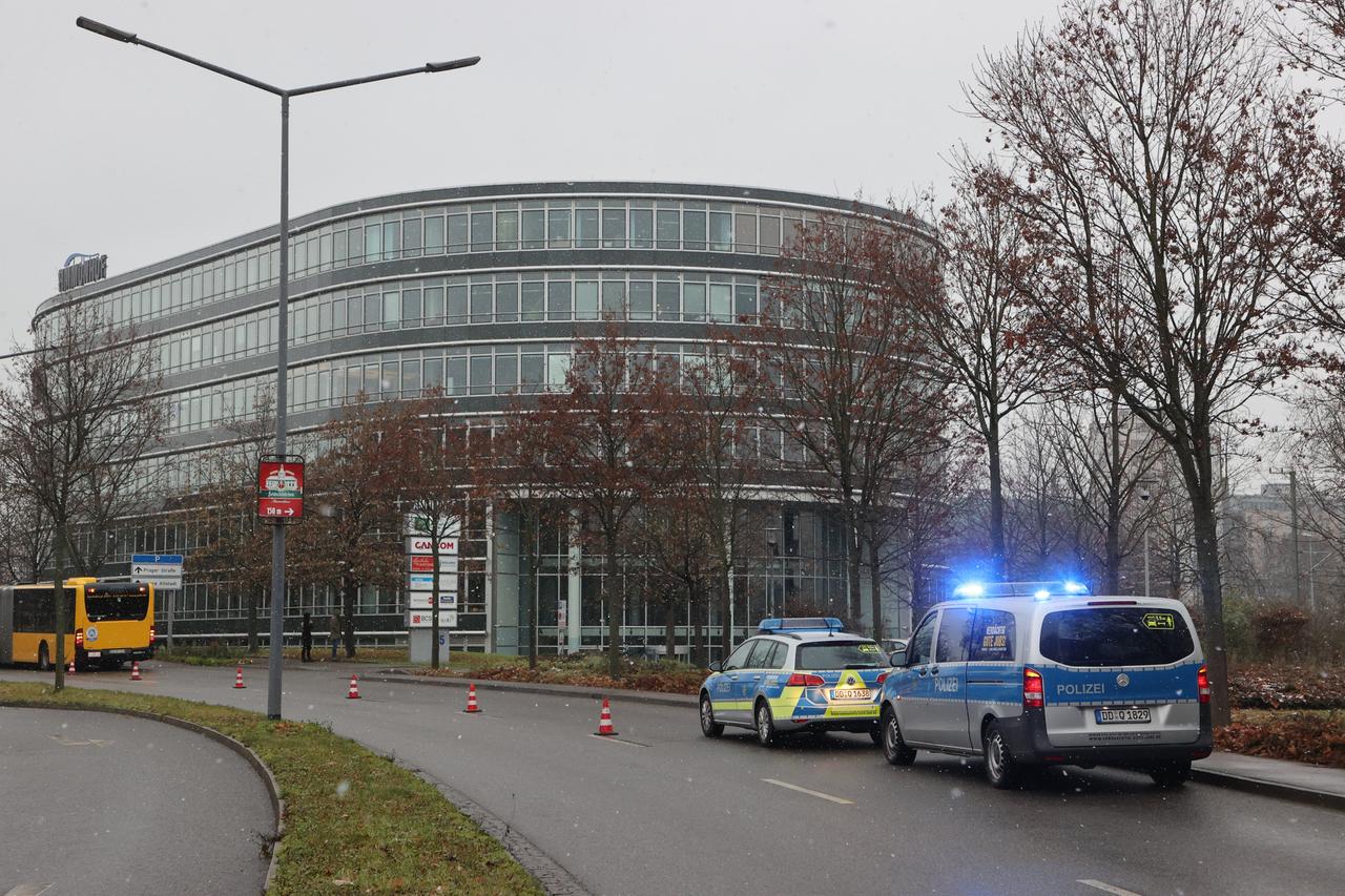 Polizeifahrzeuge stehen am 10.12.22 vor dem Ammonhof. Polizeifahrzeuge stehen am 10.12.22 vor dem Ammonhof.