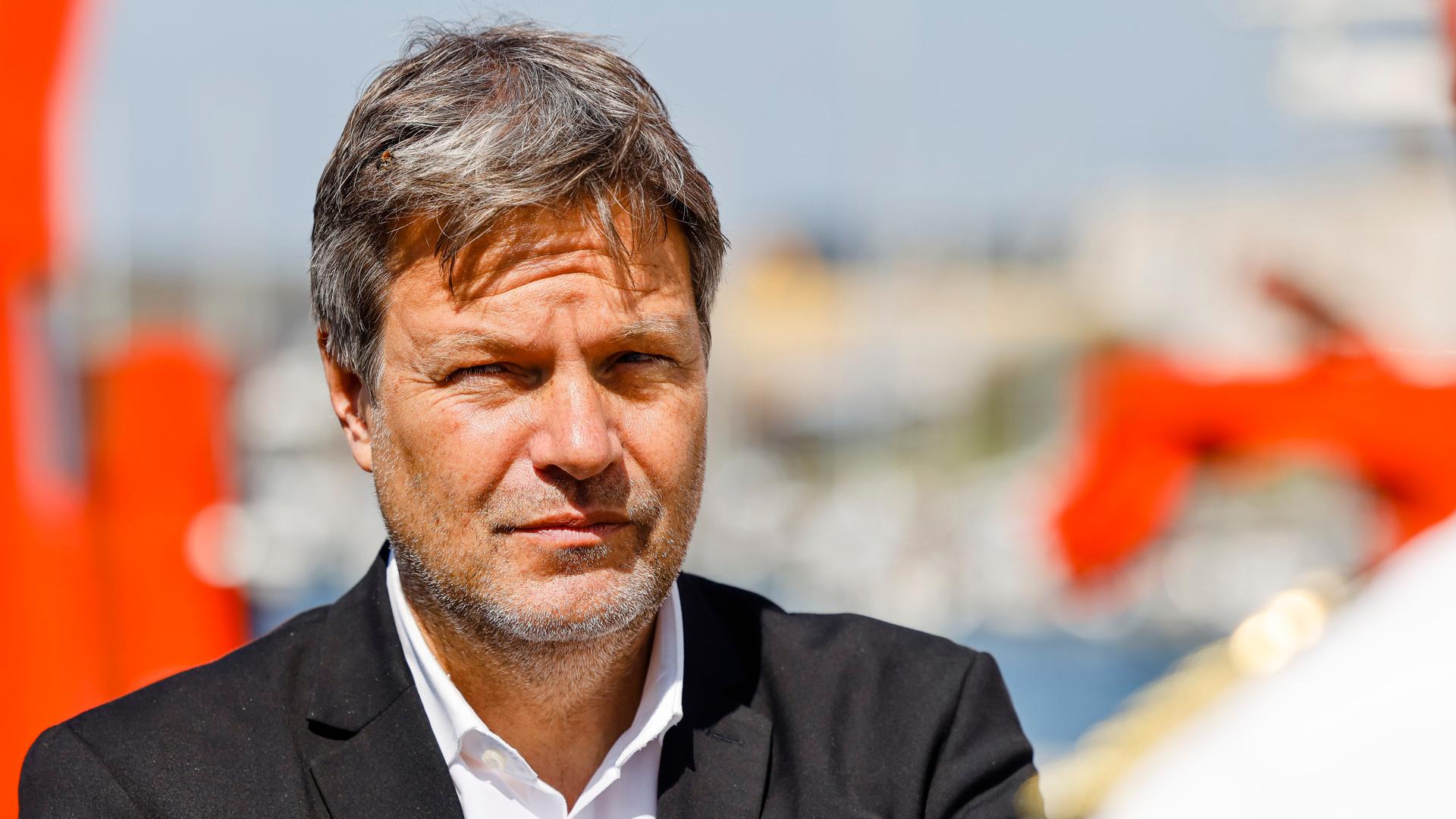 Robert Habeck (Bündnis 90/Die Grünen), Bundesminister für Wirtschaft und Klimaschutz, steht in Kiel vor dem Forschungsschiff "Alkor" beim GEOMAR Helmholtz-Zentrum für Ozeanforschung Robert Habeck (Bündnis 90/Die Grünen), Bundesminister für Wirtschaft und Klimaschutz, steht in Kiel vor dem Forschungsschiff "Alkor" beim GEOMAR Helmholtz-Zentrum für Ozeanforschung