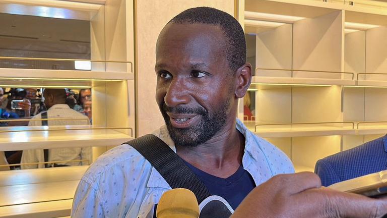 Der Journalist Olivier Dubois kommt nach seiner Freilassung auf dem Flughafen in Niamey an und wird von Medienvertretern befragt. Der Journalist Olivier Dubois kommt nach seiner Freilassung auf dem Flughafen in Niamey an und wird von Medienvertretern befragt.