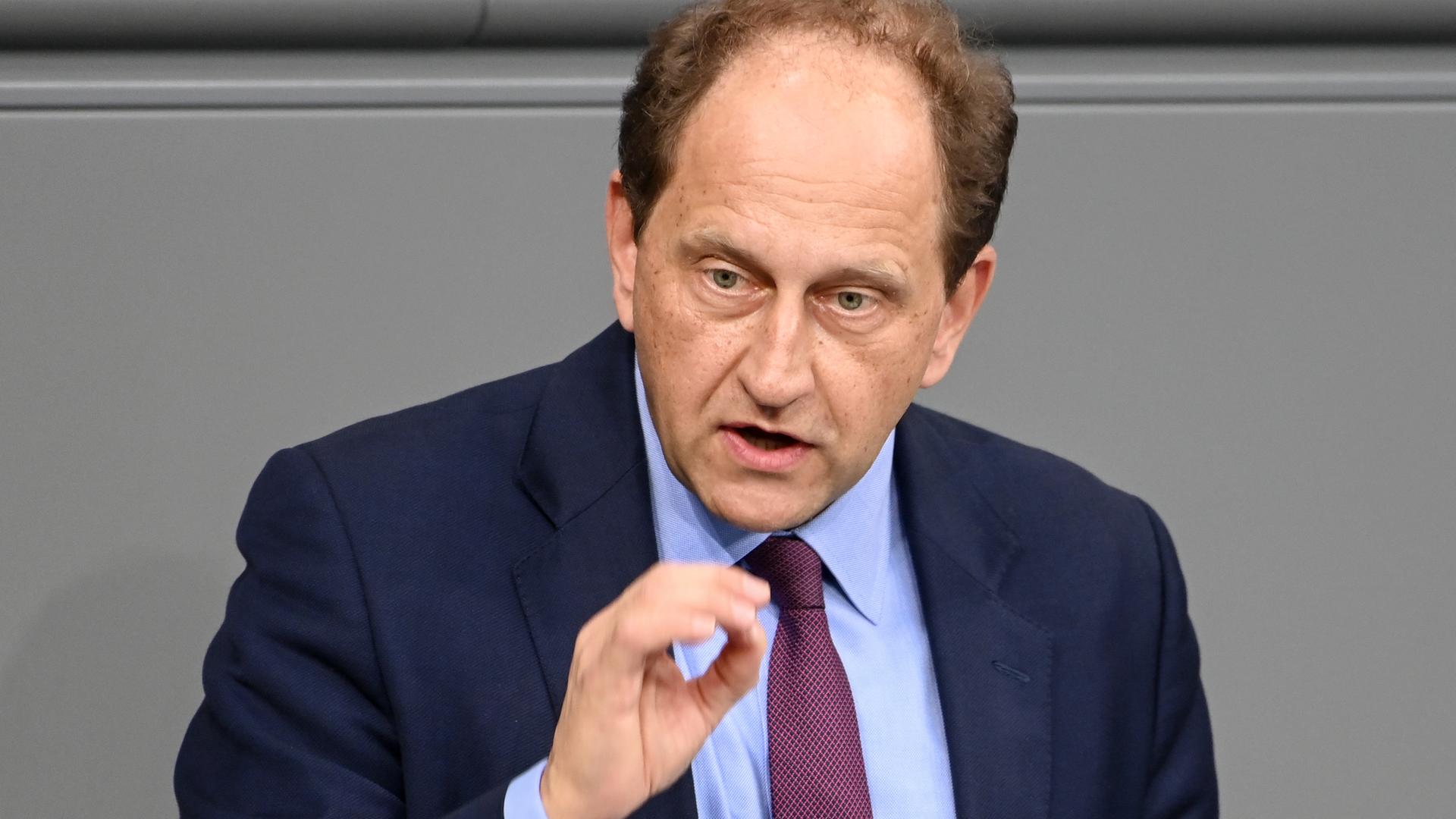 Der stellvertretende FDP-Fraktionsvorsitzende Alexander Graf Lambsdorff spricht zu den Abgeordneten im Bundestag. Der stellvertretende FDP-Fraktionsvorsitzende Alexander Graf Lambsdorff spricht zu den Abgeordneten im Bundestag.
