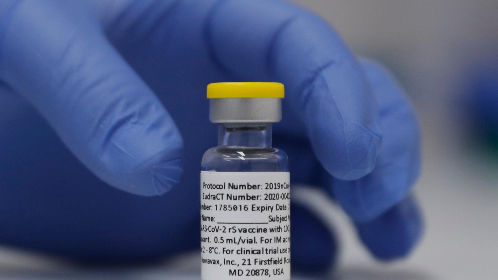 Ein Fläschchen Impfstoff von Novavax Ein Fläschchen Impfstoff von Novavax