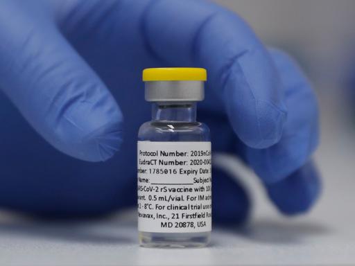 Ein Fläschchen Impfstoff von Novavax