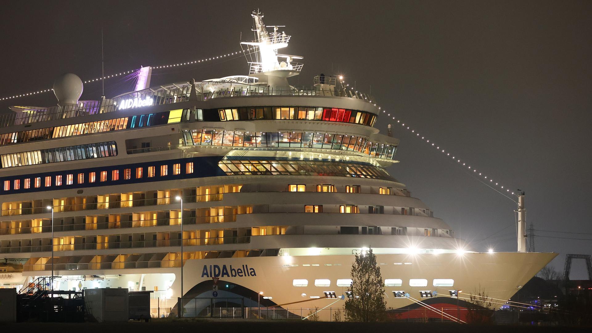 Hell erleuchtetes Kreuzfahrtschiff liegt im Hafen Hell erleuchtetes Kreuzfahrtschiff liegt im Hafen
