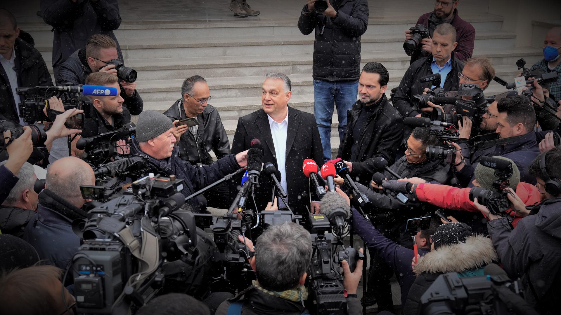 Nach seinem Wahlsieg spricht Viktor Orban zur Presse Nach seinem Wahlsieg spricht Viktor Orban zur Presse