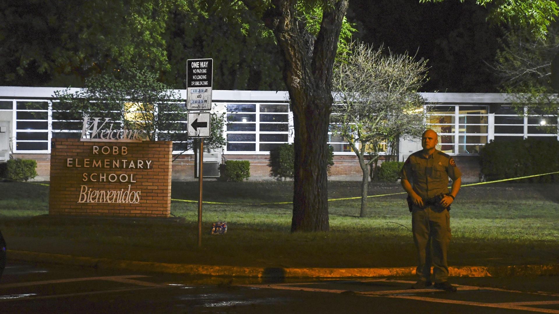 An dieser Grund-Schule in Texas sind 21 Menschen erschossen worden. An dieser Grund-Schule in Texas sind 21 Menschen erschossen worden.