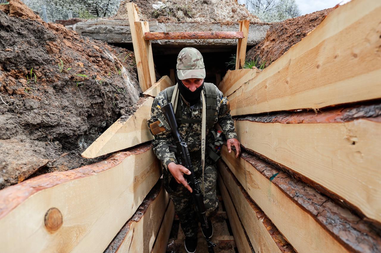 Ukrainischer Soldat in einem Schützengraben während des russischen Angriffskriegs auf die Ukraine