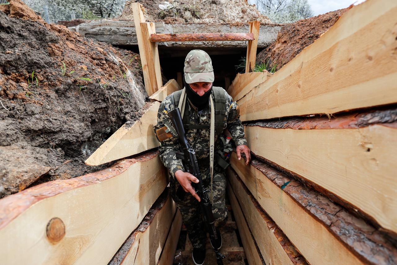 Ukrainischer Soldat in einem Schützengraben während des russischen Angriffskriegs auf die Ukraine Ukrainischer Soldat in einem Schützengraben während des russischen Angriffskriegs auf die Ukraine