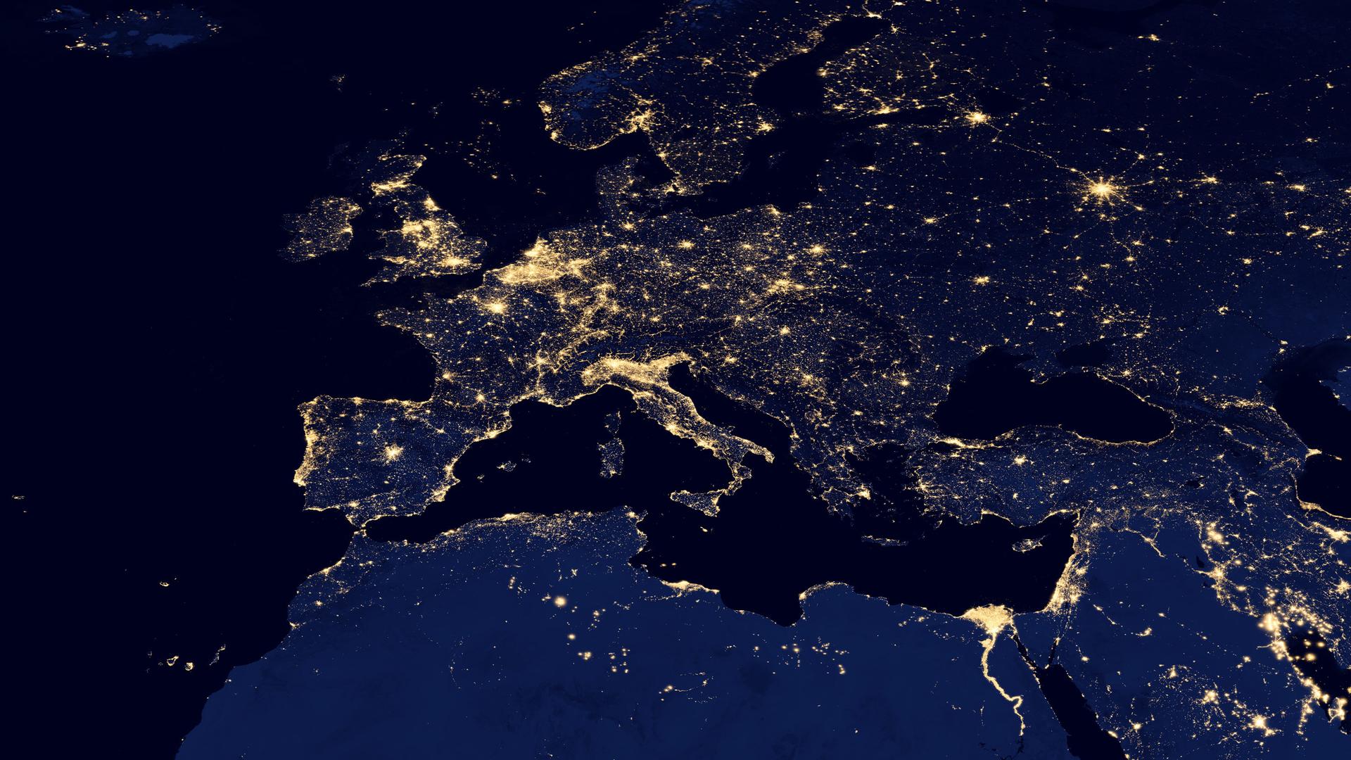 Schrecklich hell: In vielen Gebieten Europas gibt es keine dunklen Nächte mehr, wie diese Satellitenaufnahme zeigt. Schrecklich hell: In vielen Gebieten Europas gibt es keine dunklen Nächte mehr, wie diese Satellitenaufnahme zeigt.