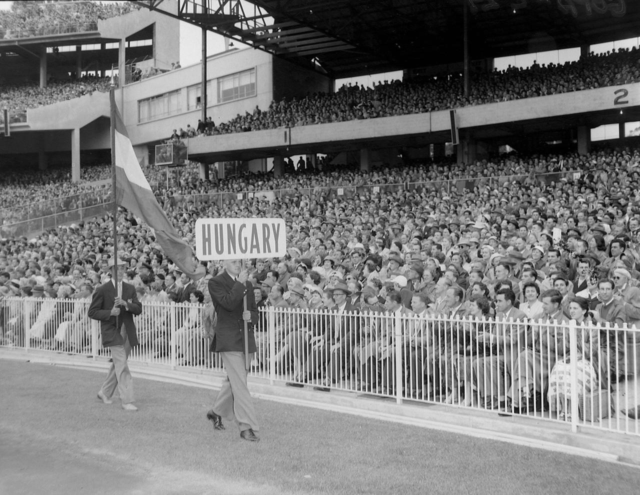 Die ungarische Mannschaft läuft 1956 bei den Spielen in Melbourne ein. Die ungarische Mannschaft läuft 1956 bei den Spielen in Melbourne ein.