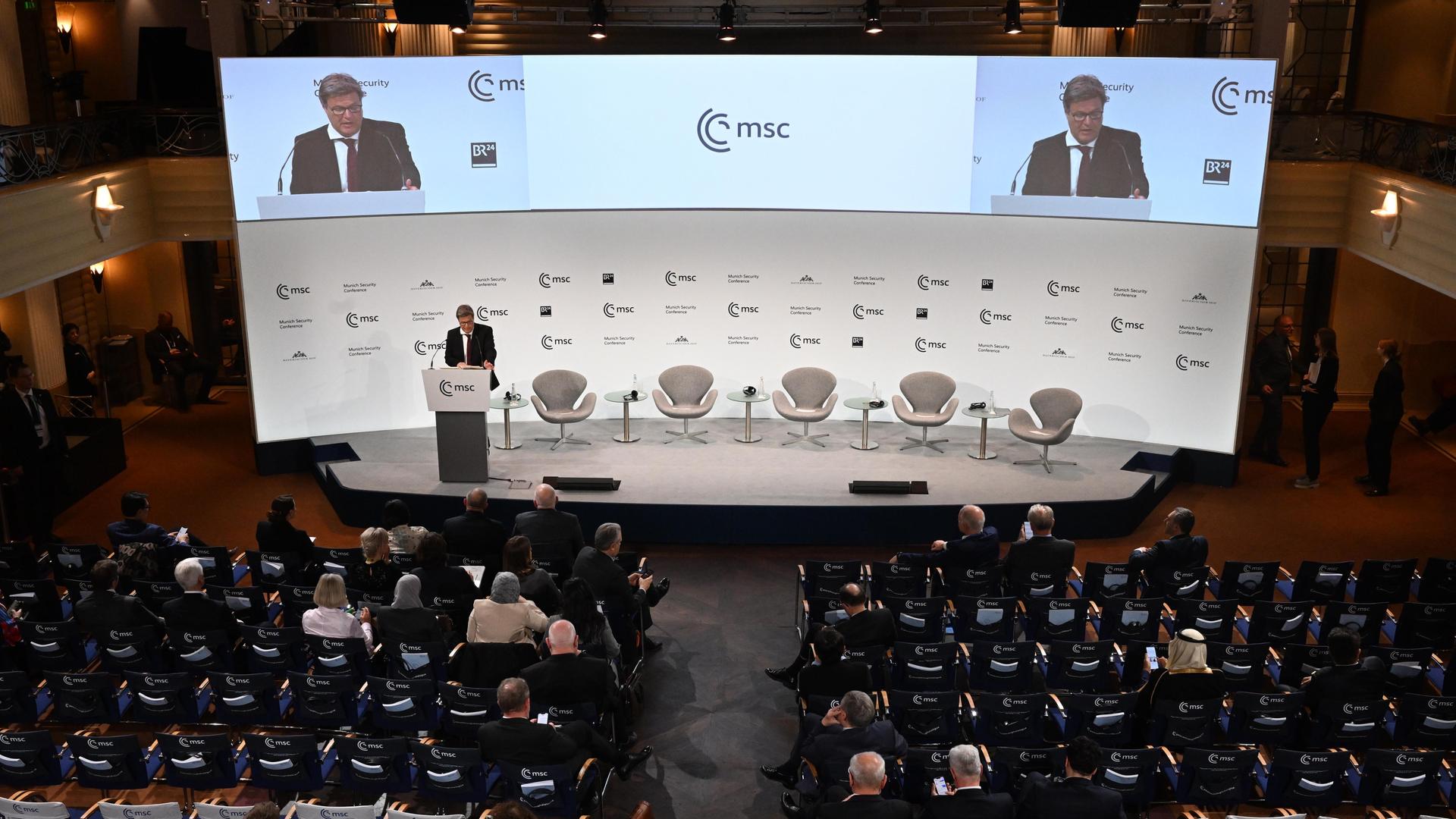 Wirtschafts-Minister Robert Habeck hält auf der Sicherheits-Konferenz eine Rede. Wirtschafts-Minister Robert Habeck hält auf der Sicherheits-Konferenz eine Rede.